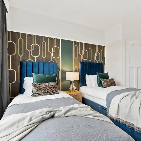 Nyaraló Stunning 4-bed - Garden - Sleeps 14 *