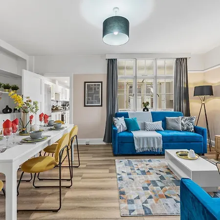 Nyaraló Stunning 4-bed - Garden - Sleeps 14 *