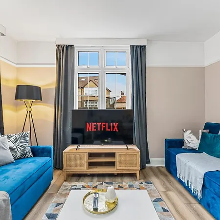 Stunning 4-bed - Garden - Sleeps 14 Ferienhaus *