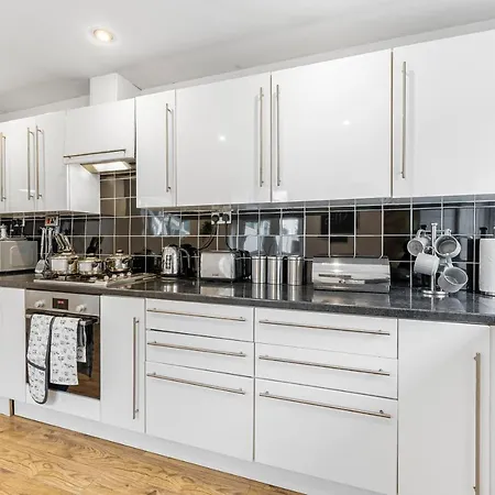 Ferienhaus Stunning 4-bed - Garden - Sleeps 14