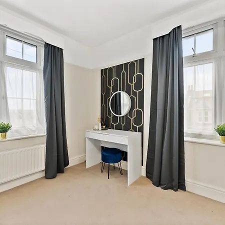 Stunning 4-bed - Garden - Sleeps 14 * Bristol