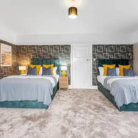 Stunning 4-bed - Garden - Sleeps 14 Bristol