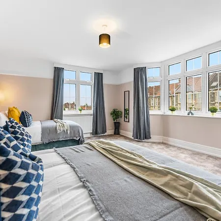 Stunning 4-bed - Garden - Sleeps 14