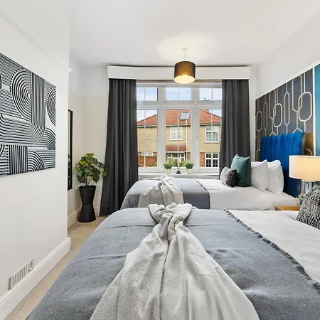 Ferienhaus Stunning 4-bed - Garden - Sleeps 14