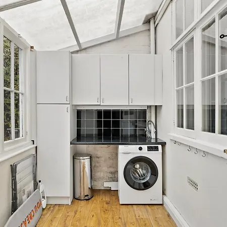 Ferienhaus Stunning 4-bed - Garden - Sleeps 14 Bristol