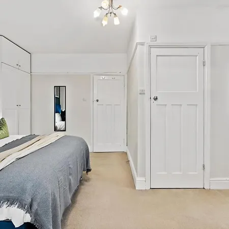 Stunning 4-bed - Garden - Sleeps 14 Ferienhaus