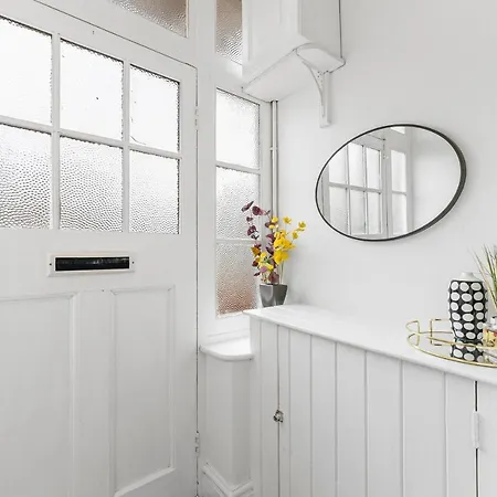 Ferienhaus Stunning 4-bed - Garden - Sleeps 14 *