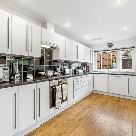 Stunning 4-bed - Garden - Sleeps 14 Holiday home *