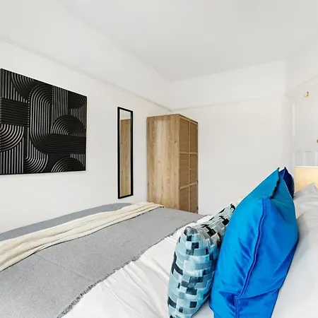 Holiday home Stunning 4-bed - Garden - Sleeps 14