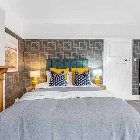 Stunning 4-bed - Garden - Sleeps 14 Nyaraló