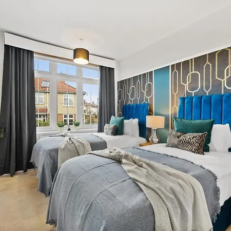 Stunning 4-bed - Garden - Sleeps 14 Nyaraló