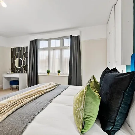 Stunning 4-bed - Garden - Sleeps 14