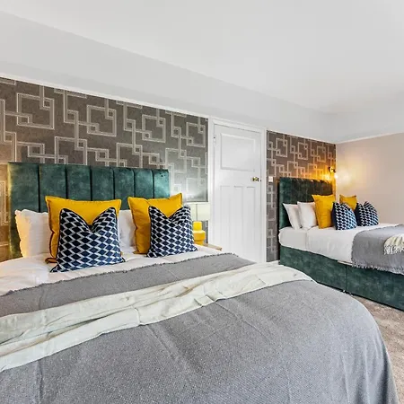 Stunning 4-bed - Garden - Sleeps 14 * Bristol