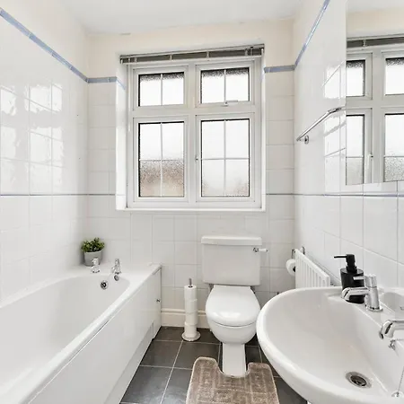 Stunning 4-bed - Garden - Sleeps 14