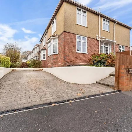 Ferienhaus Stunning 4-bed - Garden - Sleeps 14 Bristol