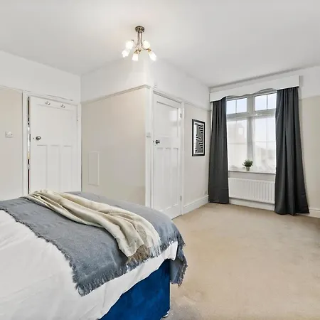 Stunning 4-bed - Garden - Sleeps 14 *