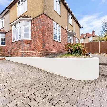 Stunning 4-bed - Garden - Sleeps 14 Ferienhaus *