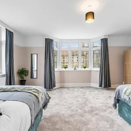 Stunning 4-bed - Garden - Sleeps 14 Bristol