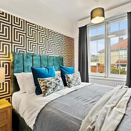 Stunning 4-bed - Garden - Sleeps 14 Nyaraló Bristol