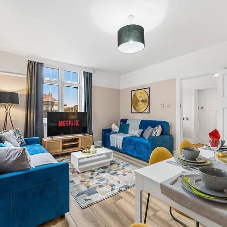 Nyaraló Stunning 4-bed - Garden - Sleeps 14