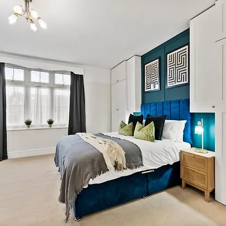 Stunning 4-bed - Garden - Sleeps 14 Ferienhaus Bristol