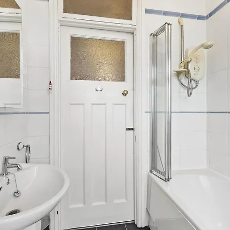 Stunning 4-bed - Garden - Sleeps 14 Bristol