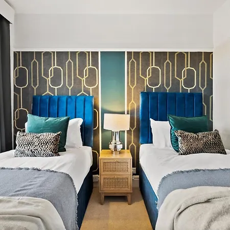 Nyaraló Stunning 4-bed - Garden - Sleeps 14