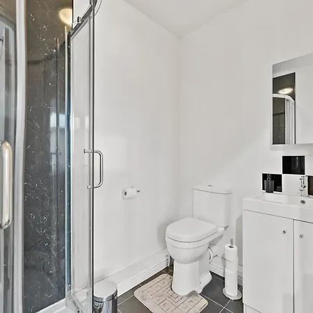 Stunning 4-bed - Garden - Sleeps 14 Bristol