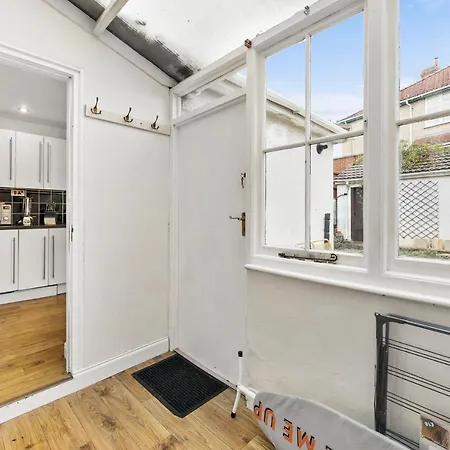 Stunning 4-bed - Garden - Sleeps 14 Ferienhaus *