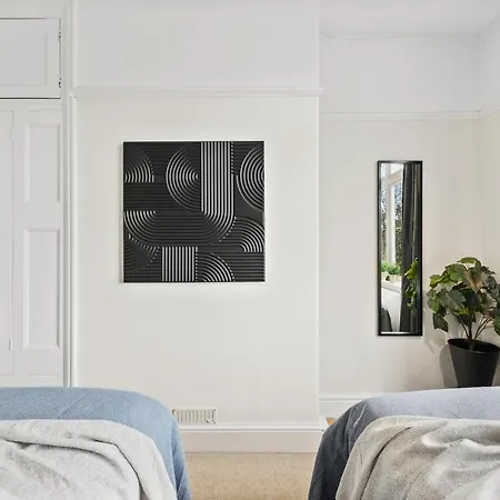 Stunning 4-bed - Garden - Sleeps 14 Nyaraló Bristol