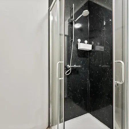 Ferienhaus Stunning 4-bed - Garden - Sleeps 14 *