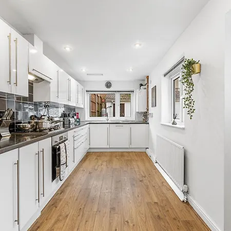 Stunning 4-bed - Garden - Sleeps 14