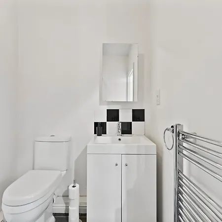 Stunning 4-bed - Garden - Sleeps 14 Bristol