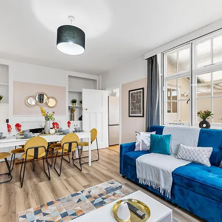 Stunning 4-bed - Garden - Sleeps 14 Nyaraló