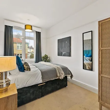 Stunning 4-bed - Garden - Sleeps 14 Nyaraló Bristol