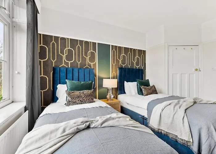 בית נופש Stunning 4-bed - Garden - Sleeps 14 *