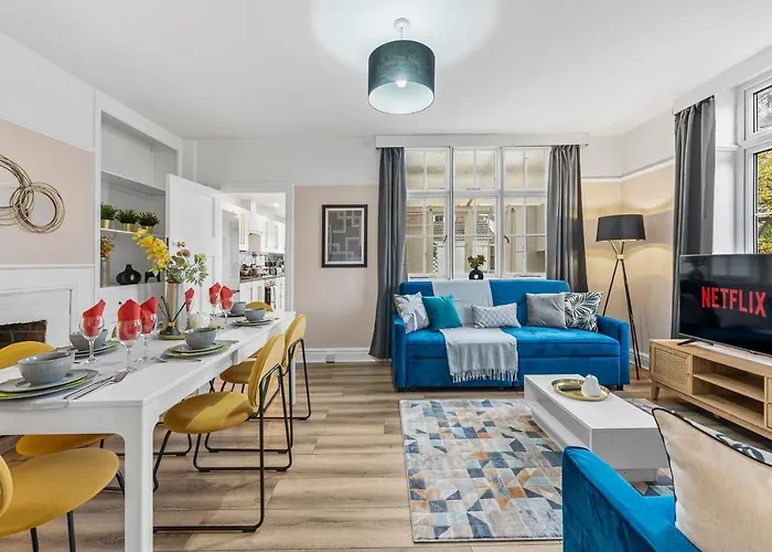 בית נופש Stunning 4-bed - Garden - Sleeps 14 *