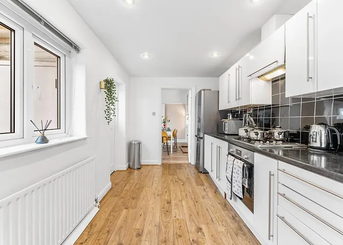 בית נופש Stunning 4-bed - Garden - Sleeps 14 בריסטול