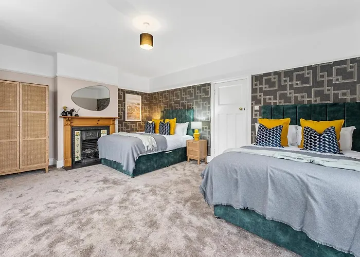 Stunning 4-bed - Garden - Sleeps 14 בית נופש בריסטול