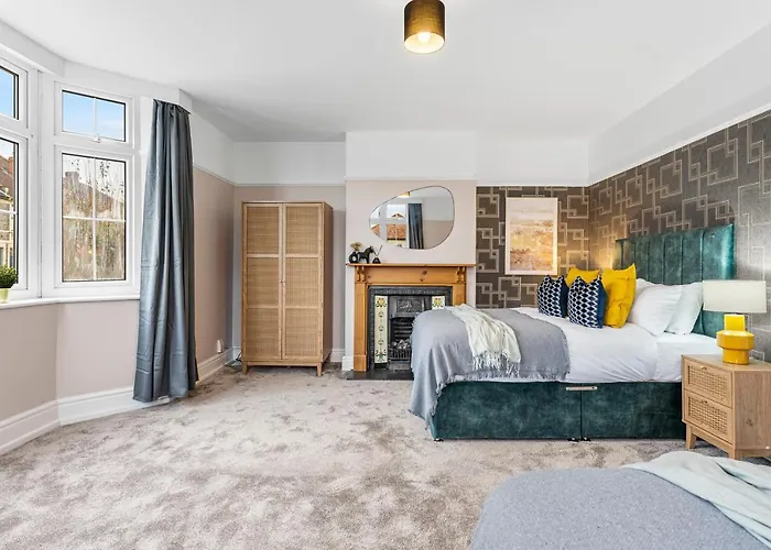 Stunning 4-bed - Garden - Sleeps 14 בית נופש