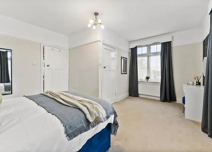 Stunning 4-bed - Garden - Sleeps 14 *