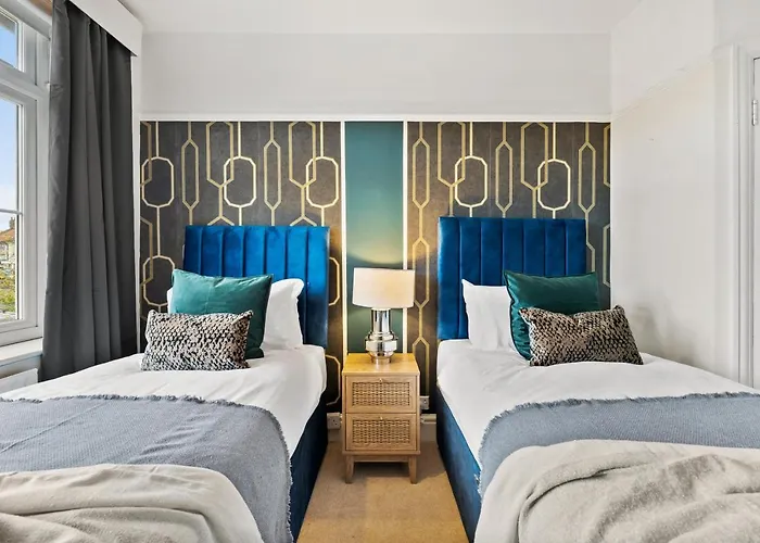 בית נופש Stunning 4-bed - Garden - Sleeps 14