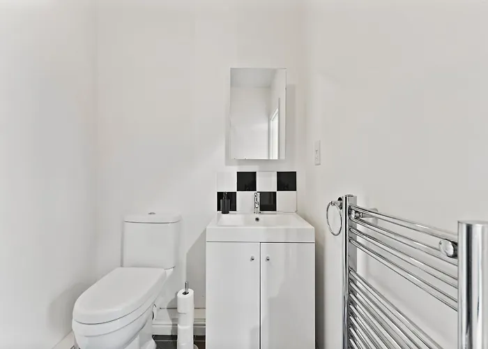 Stunning 4-bed - Garden - Sleeps 14 בריסטול