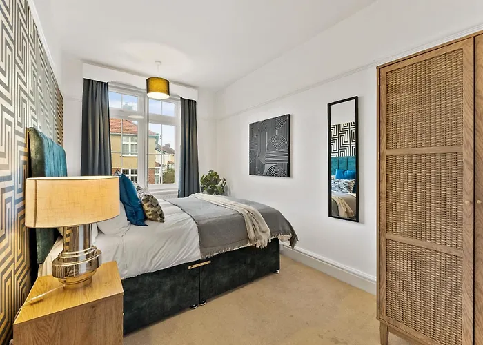 Stunning 4-bed - Garden - Sleeps 14 בית נופש בריסטול