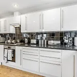 Дом отдыха Stunning 4-bed - Garden - Sleeps 14