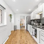 Дом отдыха Stunning 4-bed - Garden - Sleeps 14 Бристоль