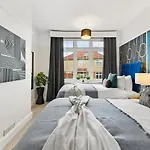 Дом отдыха Stunning 4-bed - Garden - Sleeps 14
