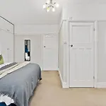 Stunning 4-bed - Garden - Sleeps 14 Дом отдыха