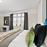 Stunning 4-bed - Garden - Sleeps 14