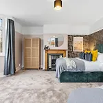 Stunning 4-bed - Garden - Sleeps 14 Дом отдыха